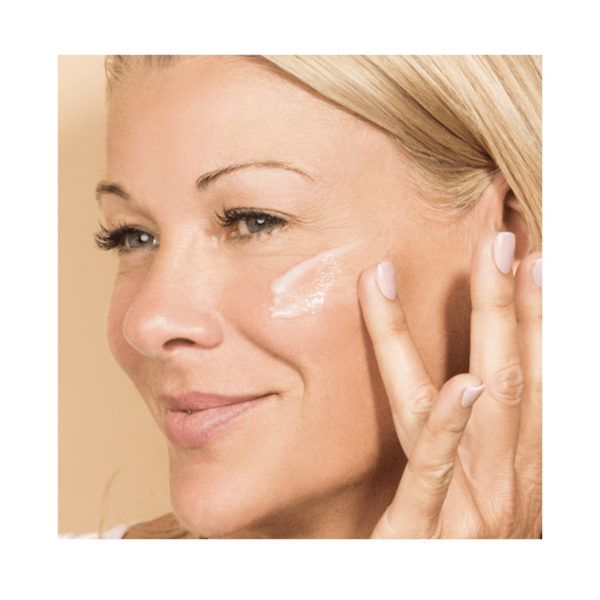 Smooth Affair Facial Primer on skin